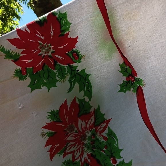 Vintage Red white Christmas table cloth - Picture 7 of 8